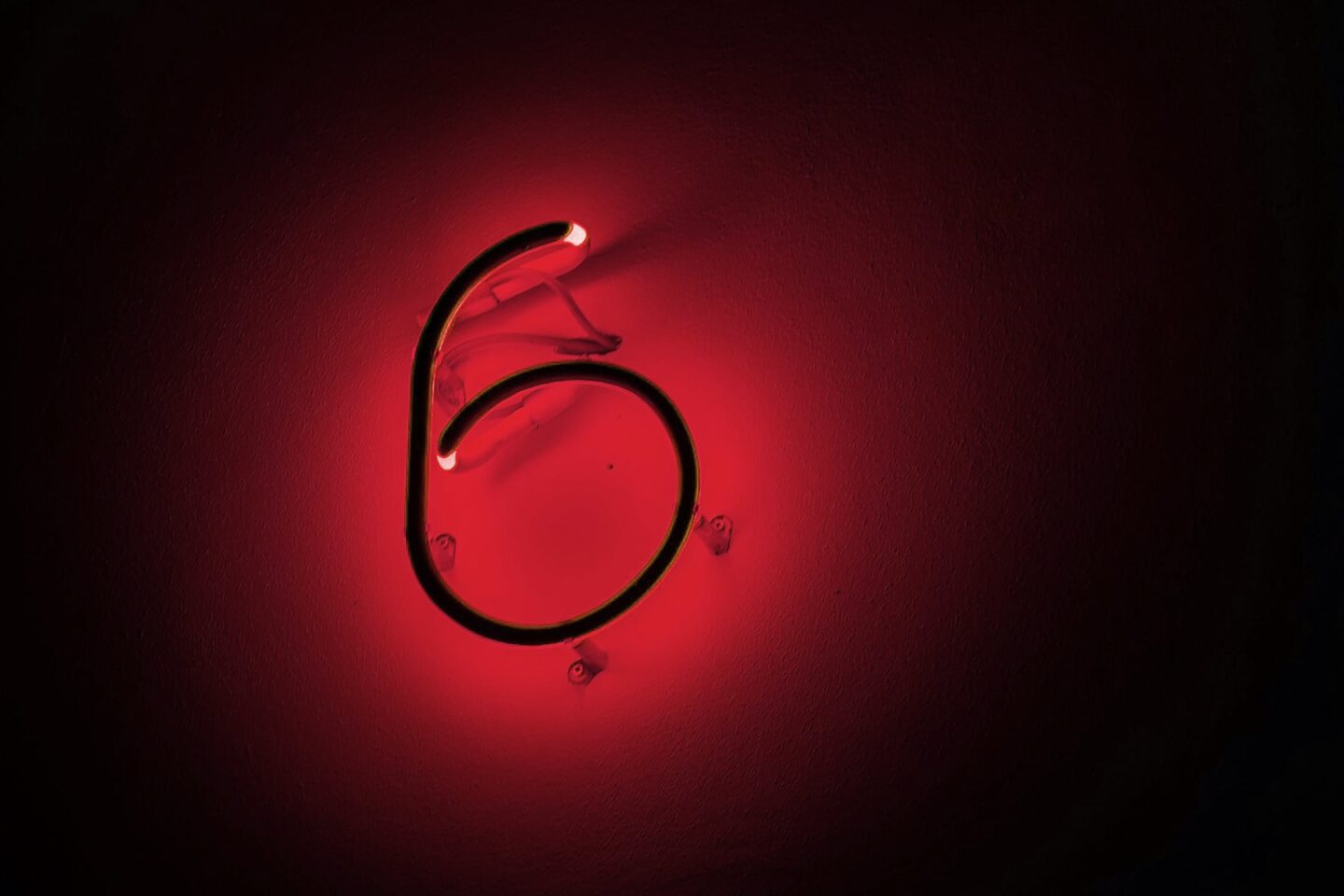 Glowing red light of the number 6, representing the uric acid target for gout patients, 6.0 ng/dL